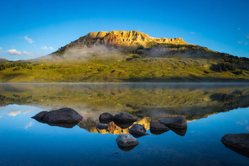 在赤道正上方的同步卫星距离地球中心的高度都相等吗？