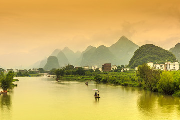 在赤道正上方的同步卫星距离地球中心的高度都相等吗？