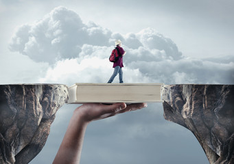 在赤道正上方的同步卫星距离地球中心的高度都相等吗？