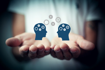 在赤道正上方的同步卫星距离地球中心的高度都相等吗？