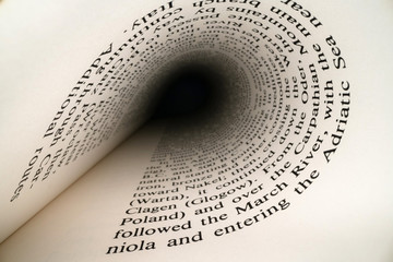 在赤道正上方的同步卫星距离地球中心的高度都相等吗？