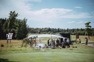 在赤道正上方的同步卫星距离地球中心的高度都相等吗？