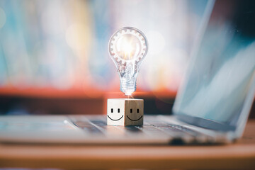 在赤道正上方的同步卫星距离地球中心的高度都相等吗？