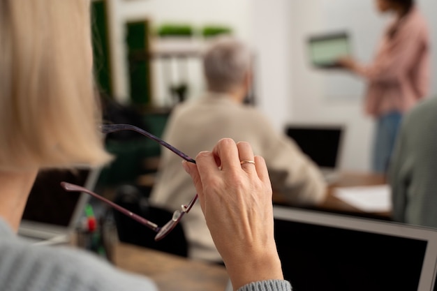 在赤道正上方的同步卫星距离地球中心的高度都相等吗？