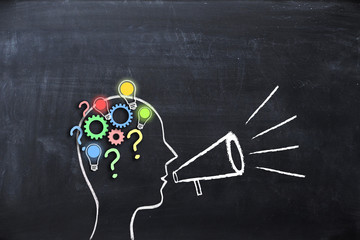 在赤道正上方的同步卫星距离地球中心的高度都相等吗？